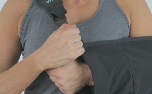 Fastening arm sling with one hand